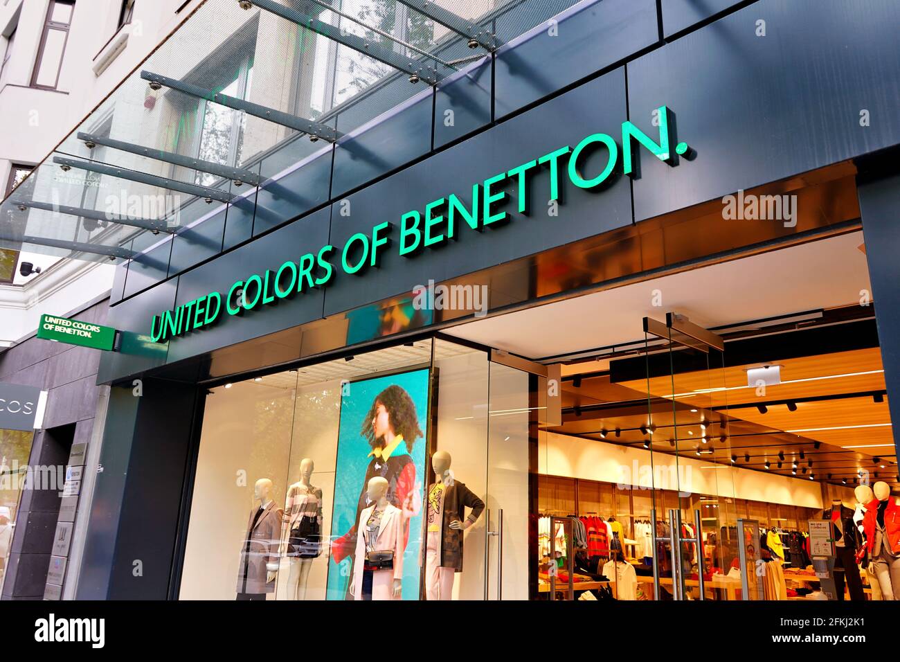 Benetton shop fotografías e imágenes de alta resolución - Alamy