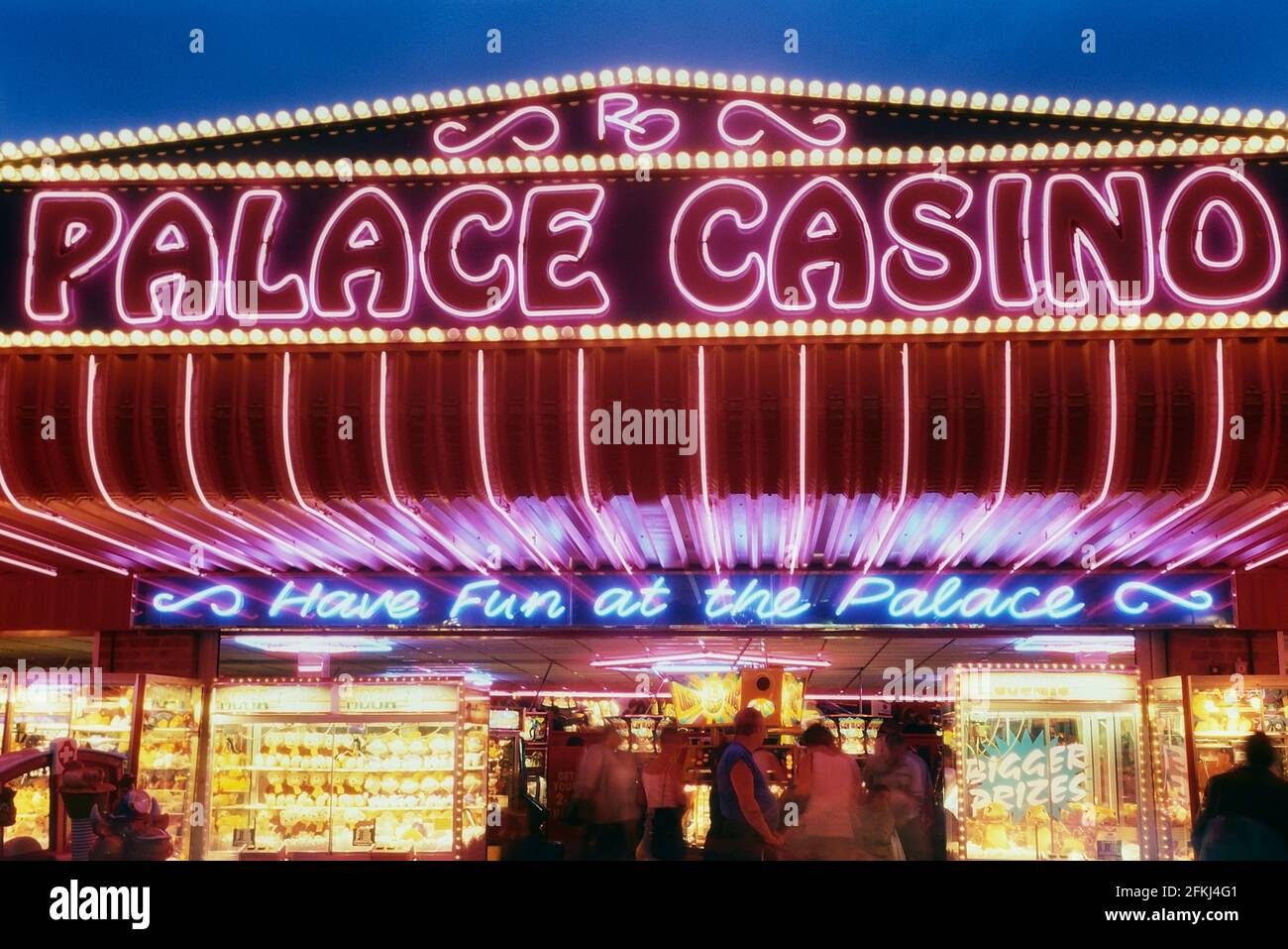 El Palace Casino por la noche. Hemsby, Gran Yarmouth. Norfolk. Inglaterra. REINO UNIDO Foto de stock