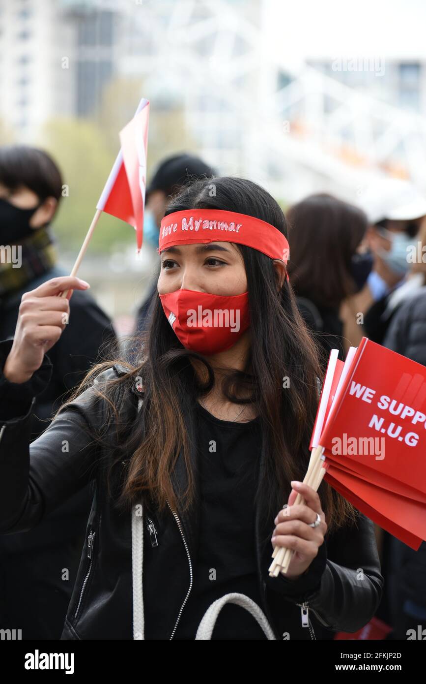 Londres, Reino Unido. 2 de mayo de 2021. 'Día de la Revolución de Primavera' organizado por Global Myanmar. Los manifestantes marchan contra el gobierno militar en Myanmar y a favor del gobierno de unidad nacional. Crédito: Andrea Domeniconi/Alamy Live News Foto de stock