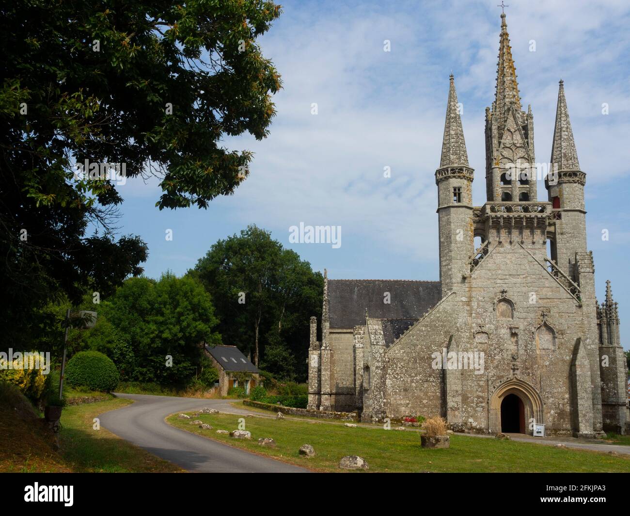 Fachada de la capilla de San Fiacre con su campanario flanqueado por dos torretas laterales y un balcón. Faouët, Morbihan, Bretaña, Francia. Foto de stock
