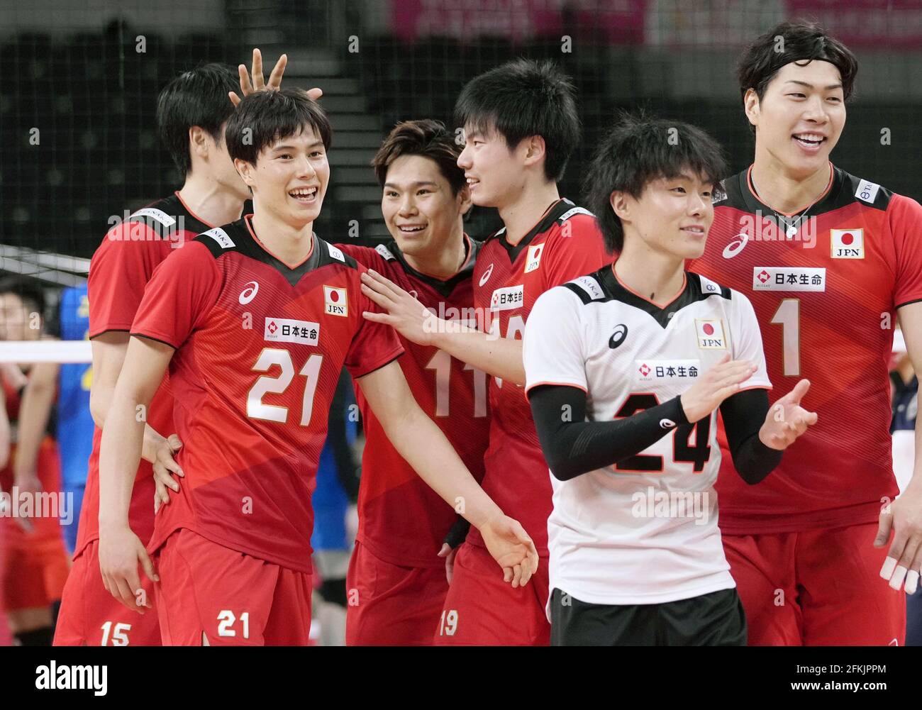 Los jugadores del equipo nacional de Japón celebran después de derrotar a  China tres sets a uno en un partido de voleibol masculino en Ariake Arena  en Tokio el 2 de mayo