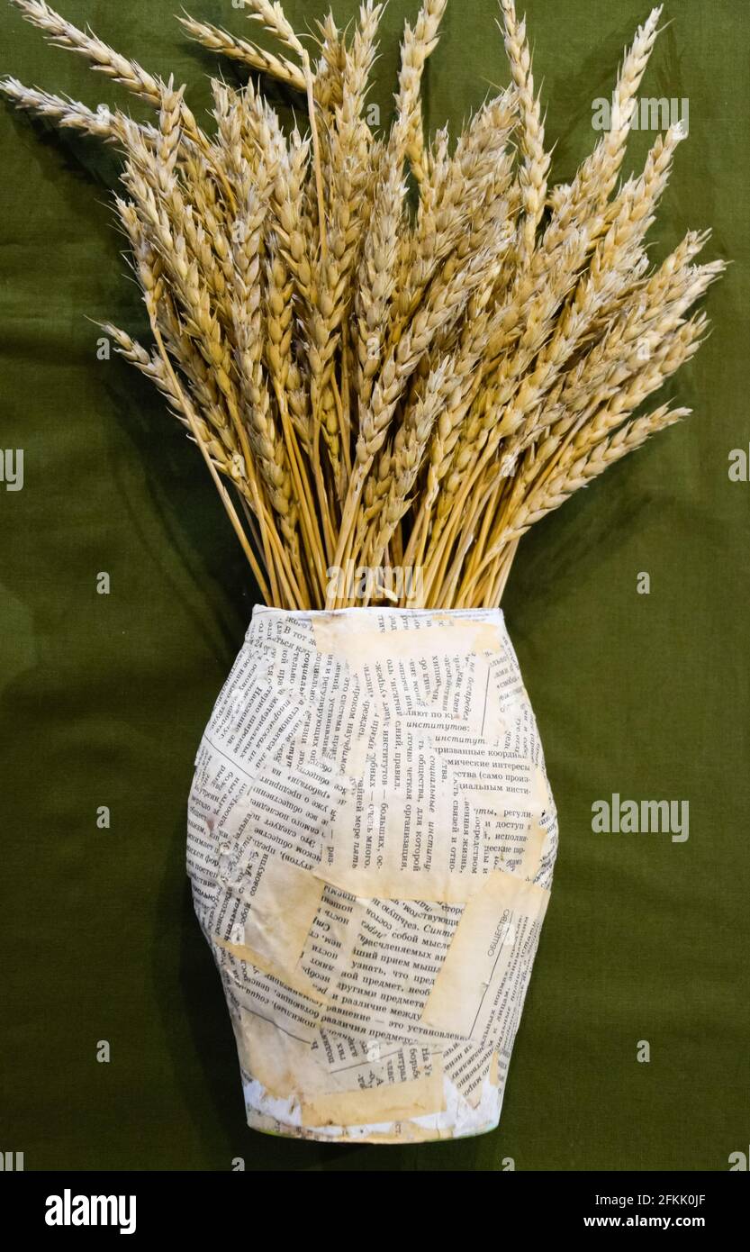 Un ramo de espigas de trigo en un jarrón de papel. Still life hecho a mano  Fotografía de stock - Alamy