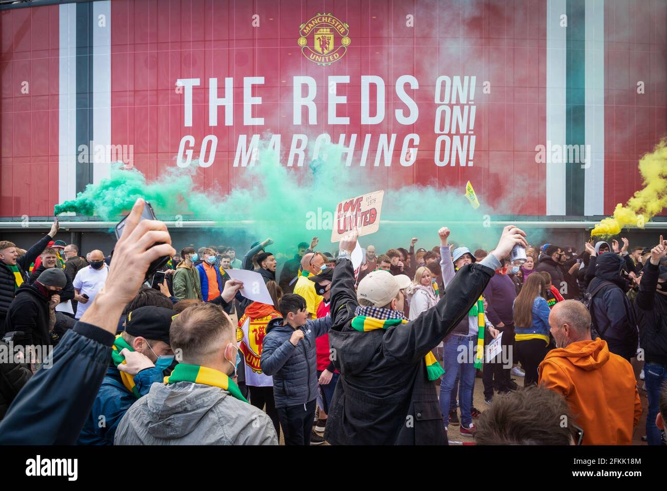 Manchester, Reino Unido. 02nd de mayo de 2021. Los aficionados al fútbol se reúnen en Old Trafford para protestar contra la propiedad del Glazer del Manchester United. Crédito: SOPA Images Limited/Alamy Live News Foto de stock