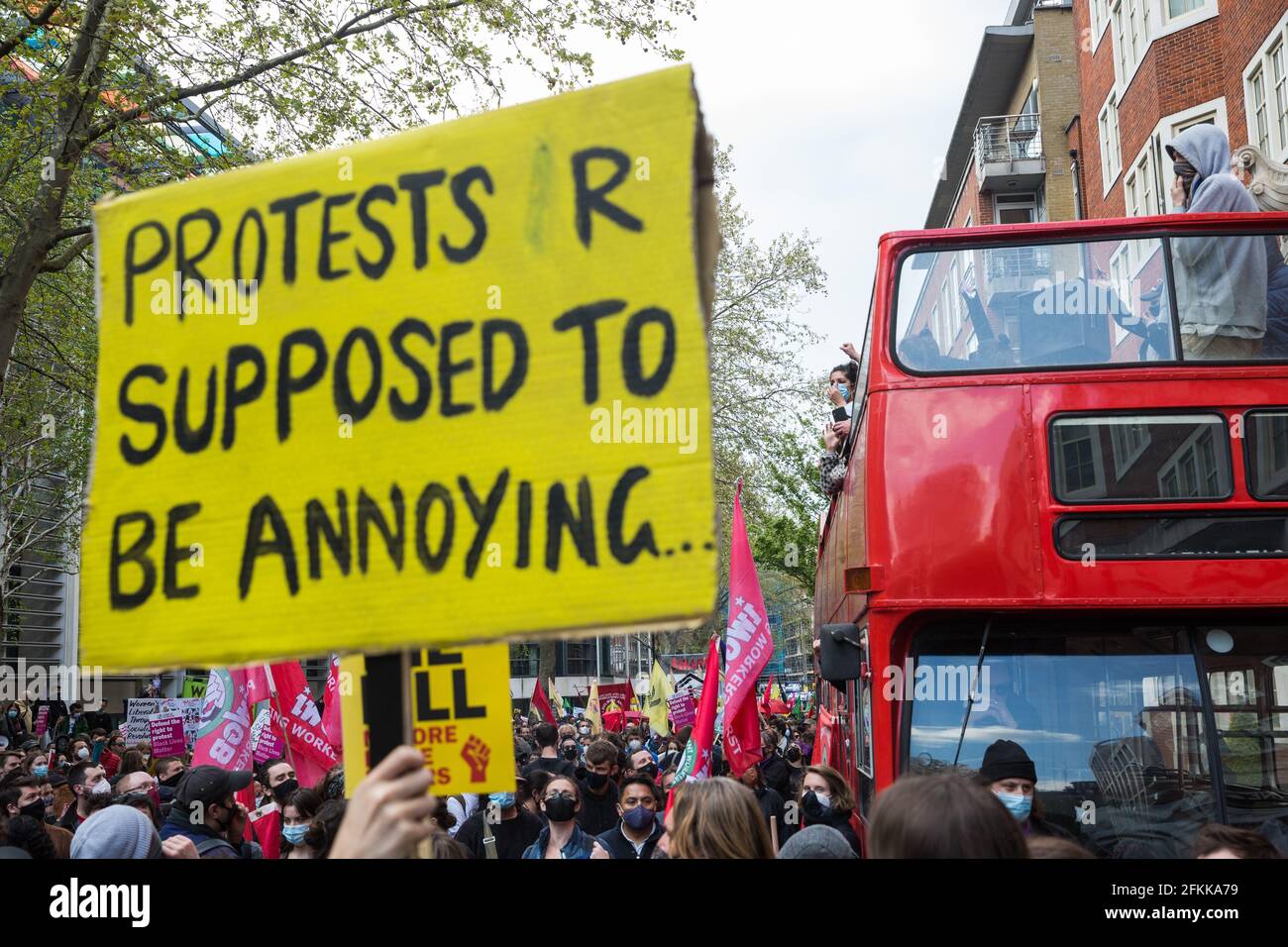 Londres, Reino Unido. 1st de mayo de 2021. Miles de personas protestan fuera de la oficina central durante una manifestación de Kill the Bill como parte de un Día Nacional de Acción que coincide con el Día Internacional de los Trabajadores. Se han organizado protestas en todo el país contra el proyecto de ley 2021 sobre la policía, el delito, las sentencias y los tribunales, que otorgaría a la policía una serie de nuevos poderes discrecionales para cerrar las protestas. Crédito: Mark Kerrison/Alamy Live News Foto de stock