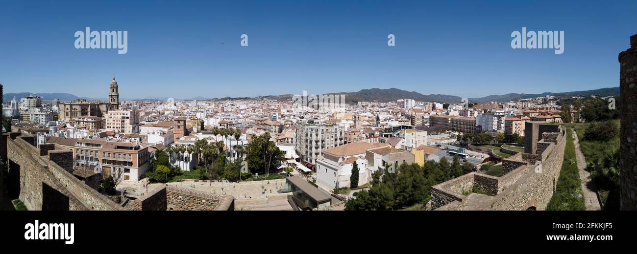 Vista panorámica de la ciudad de Málaga desde el casco antiguo Alcazaba morisca Foto de stock