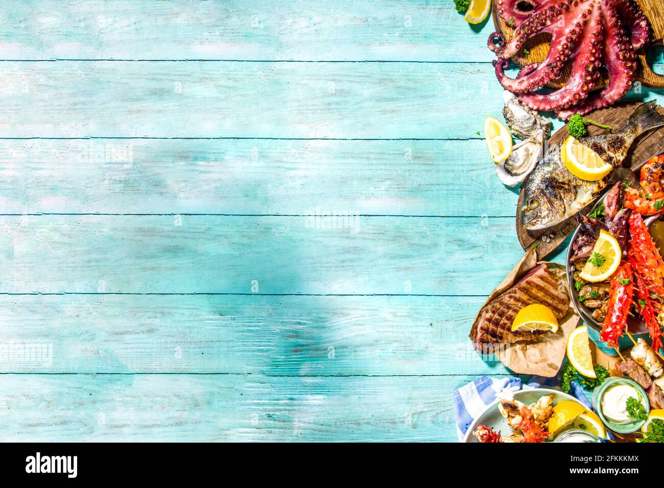 Surtido VARIOS COMIDA A LA BARBACOA MEDITERRÁNEA - PESCADO, pulpo, camarón, cangrejo, mariscos, mejillones, dieta de verano fiesta barbacoa, con kebab, salsas, Foto de stock
