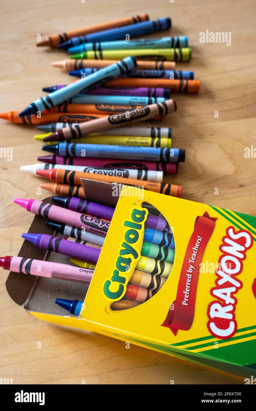 Una caja abierta de crayolas de Crayola en un escritorio para niños, EE.UU  Fotografía de stock - Alamy