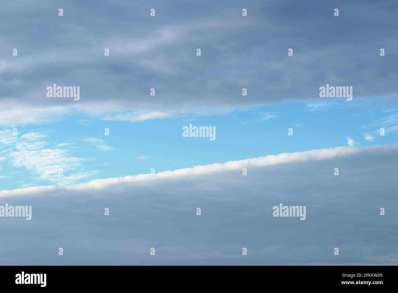 Sky Replacement reemplaza los llamativos tragaluces con el cielo perfecto para su proyecto Foto de stock