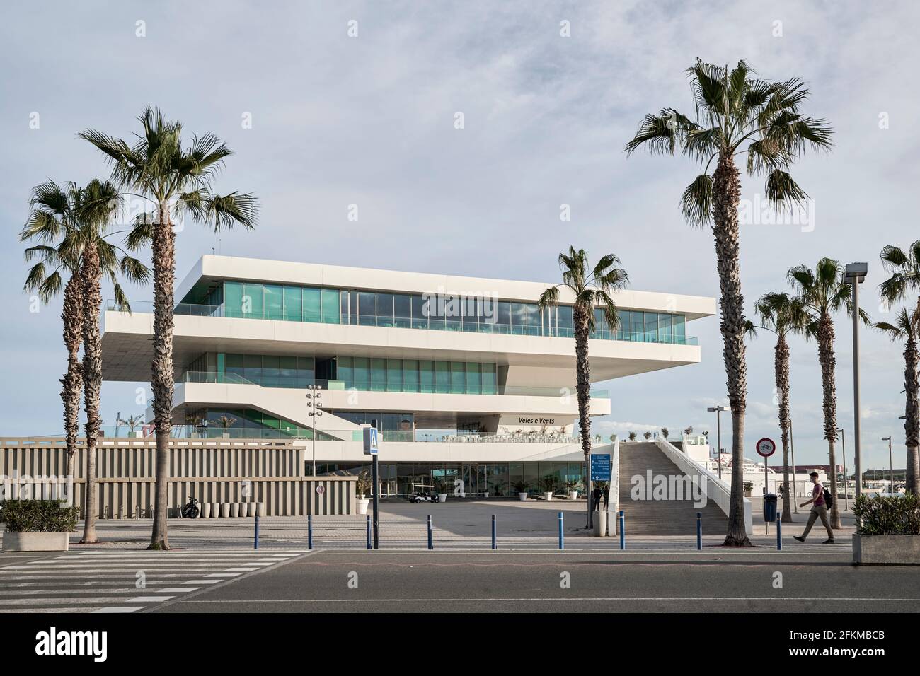 Pabellón de la Copa América Veles e Vents o Velas Vientos en el puerto de Valencia diseñado por David Chipperfield arquitecto. Lugar emblemático de las celebraciones Foto de stock