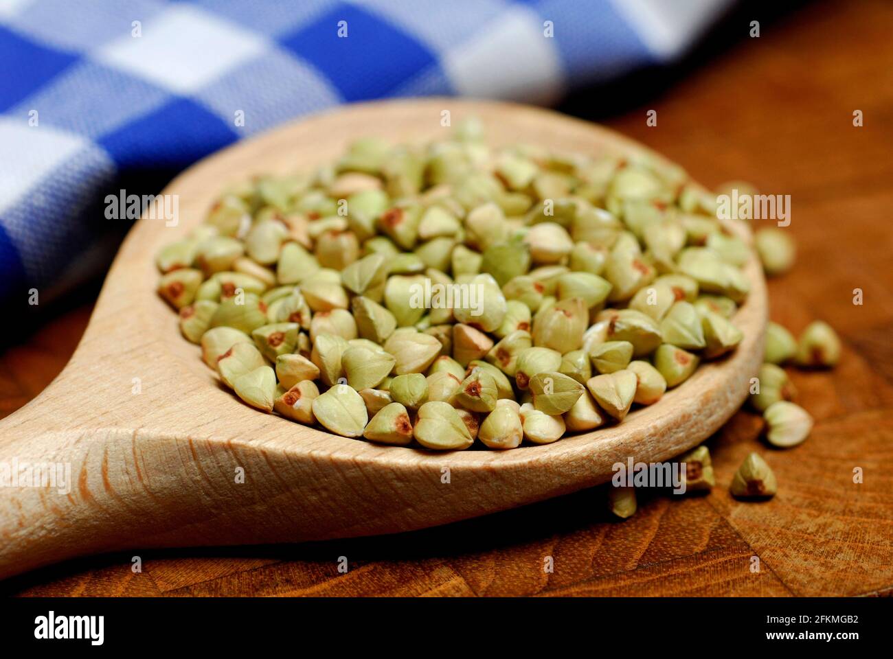 Alforfón (Fagopyrum esculentum), pelado, cuchara de madera Foto de stock