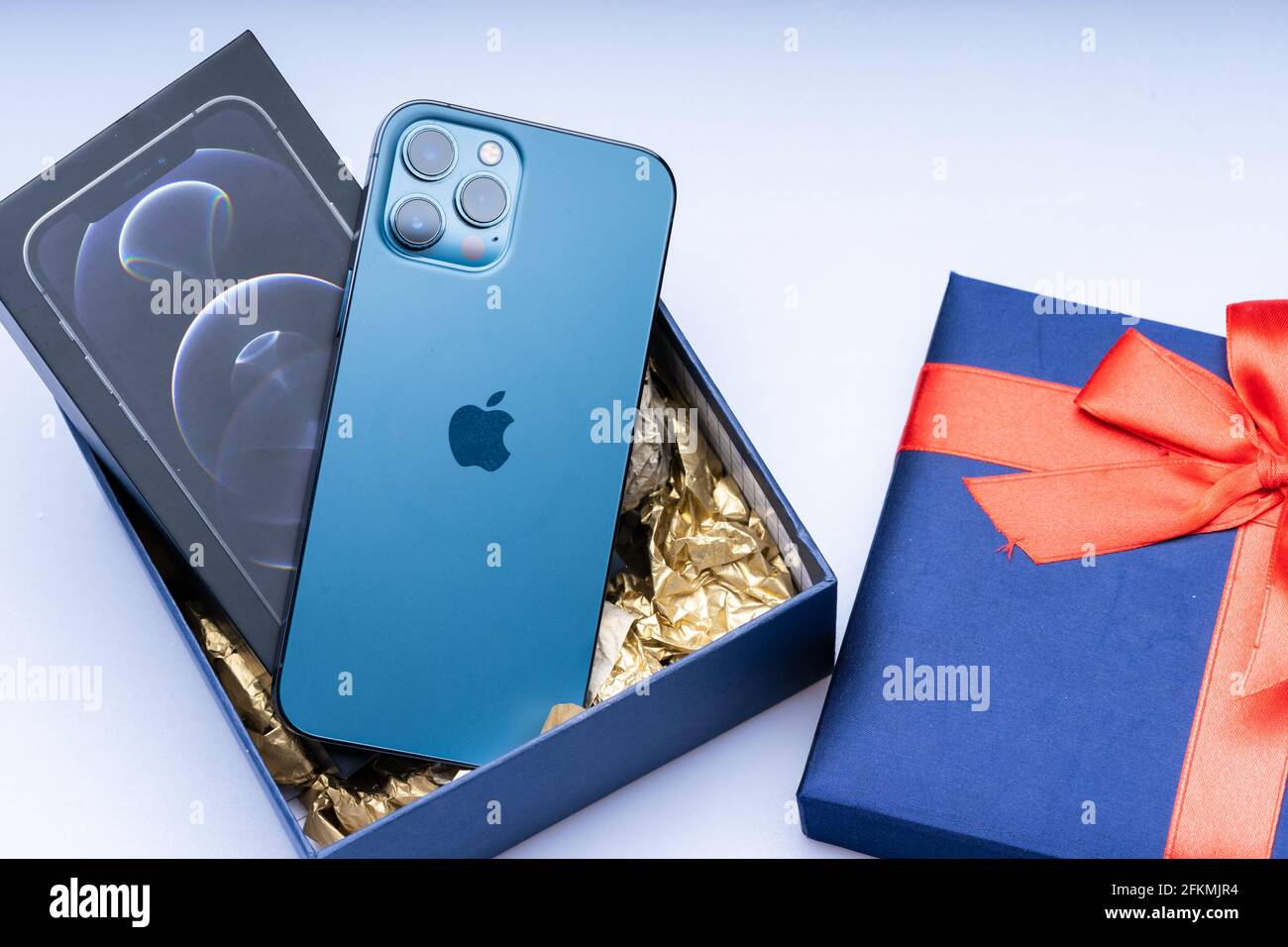 El nuevo iphone 12 pro max, color azul pacífico Fotografía de stock - Alamy