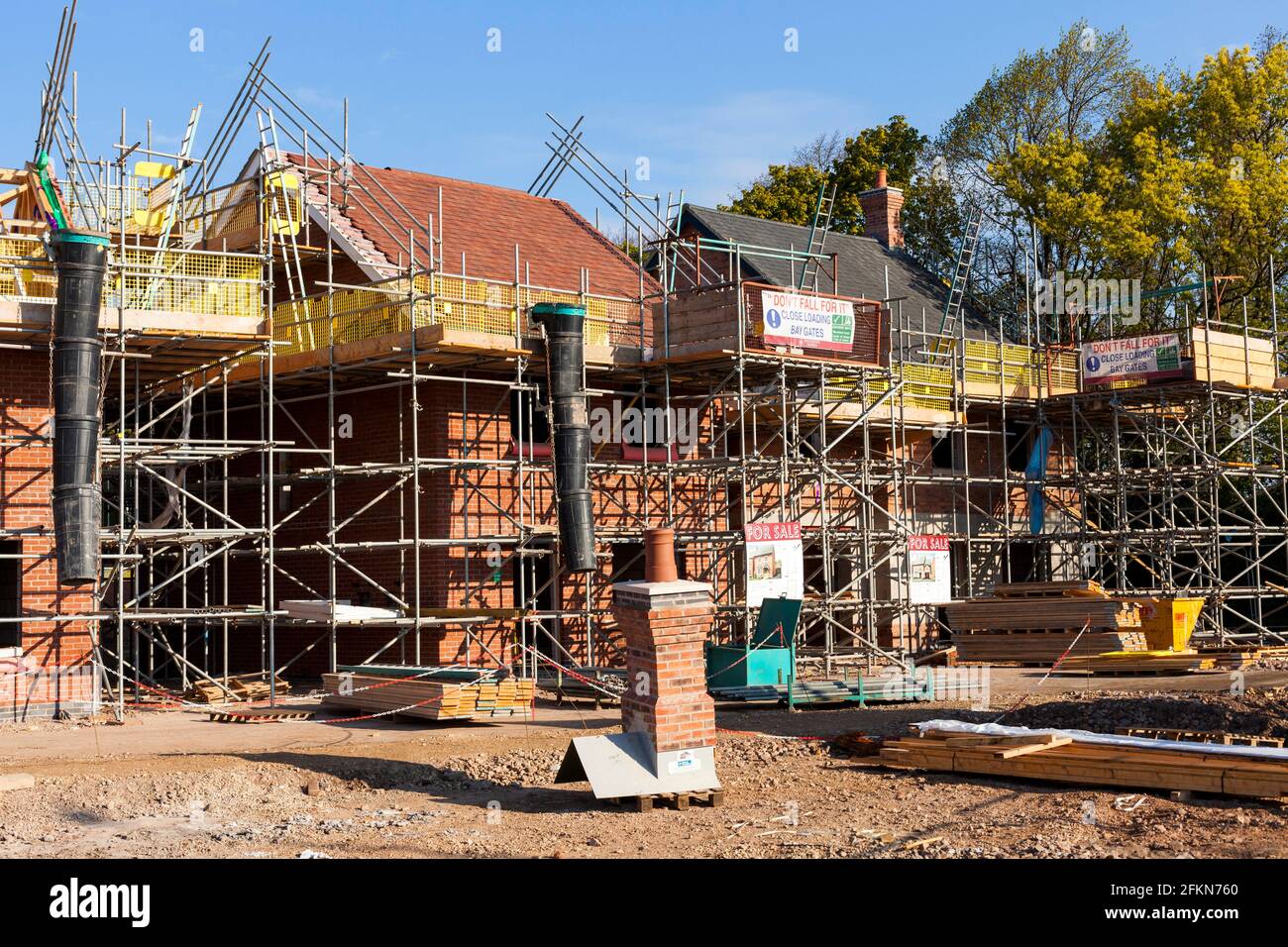 Construcción de casas nuevas en construcción en una nueva finca de viviendas en el Reino Unido Foto de stock