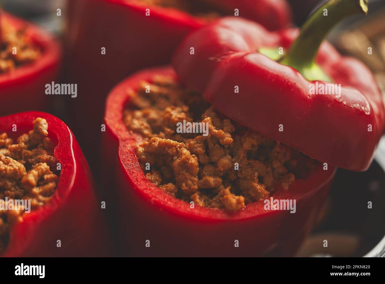 Pimientos rojos dulces rellenos de carne y tomate en una bandeja de fritura vintage Vista superior Foto de stock