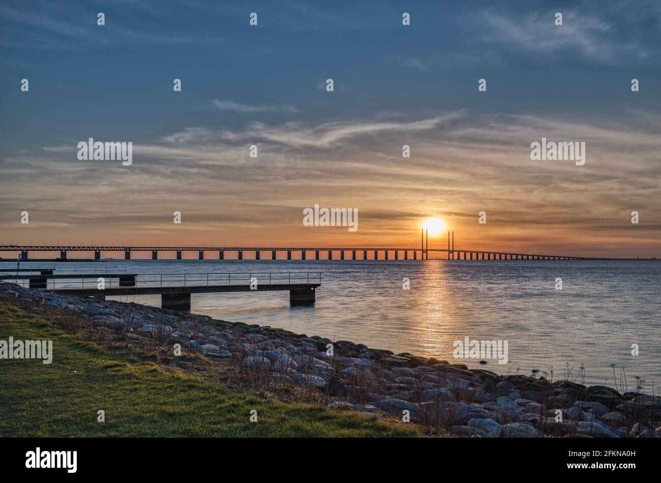 Puesta de sol en el puente de Oresund en el Mar Báltico. El paso por el ferrocarril por carretera a través del Estrecho de Oresund es atravesado por los trabajadores fronterizos o los trabajadores fronterizos Foto de stock