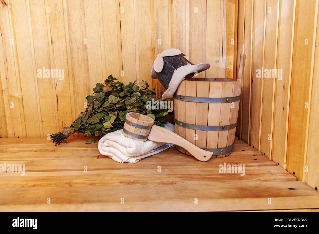 detalles interiores sauna finlandesa sala de vapor con accesorios de sauna  tradicional toalla de sombrero de