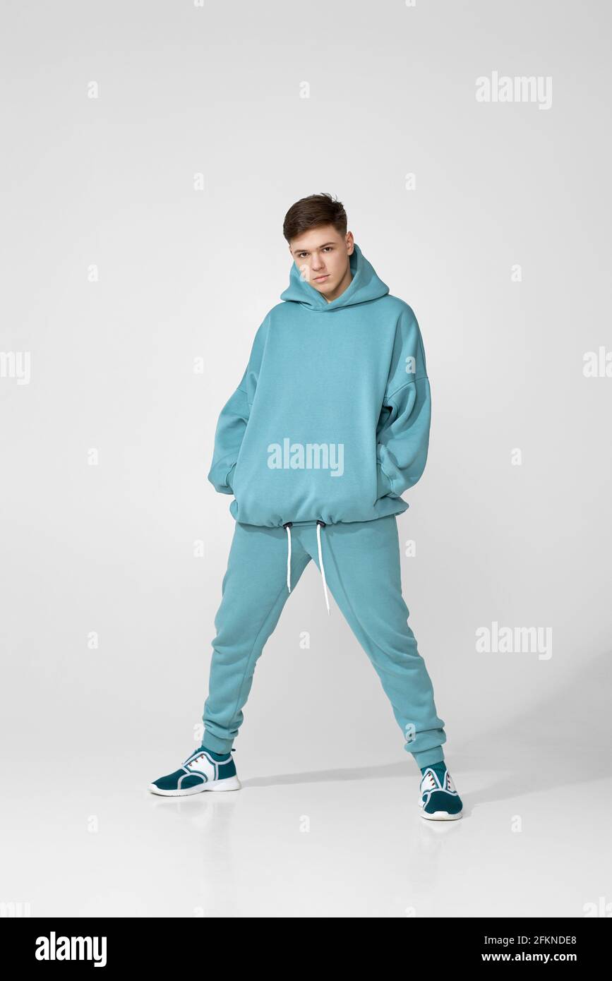 Un tipo guapo que lleva una sudadera o sudadera sin capucha con estilo  Fotografía de stock - Alamy