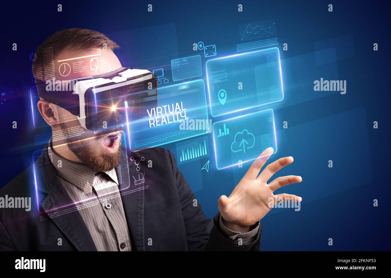 Hombre de negocios mirando a través de gafas de realidad Virtual, concepto tecnológico Foto de stock