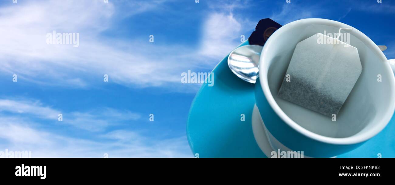 Tasse mit Teebeutel auf Himmel símbolo de pausa Banner Foto de stock