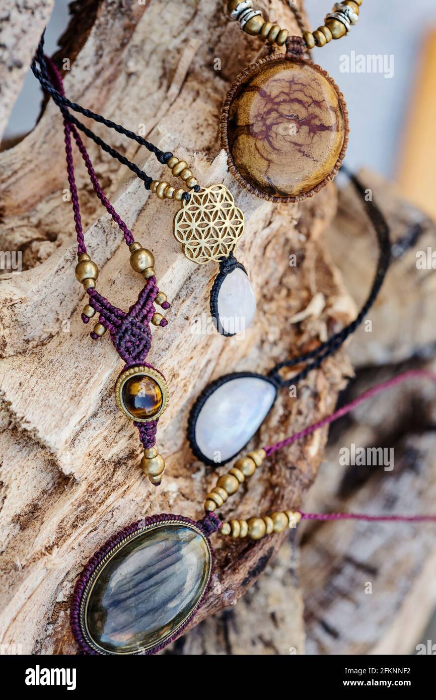 Colección de piedras preciosas minerales collares de joyería sobre fondo  natural de madera Fotografía de stock - Alamy