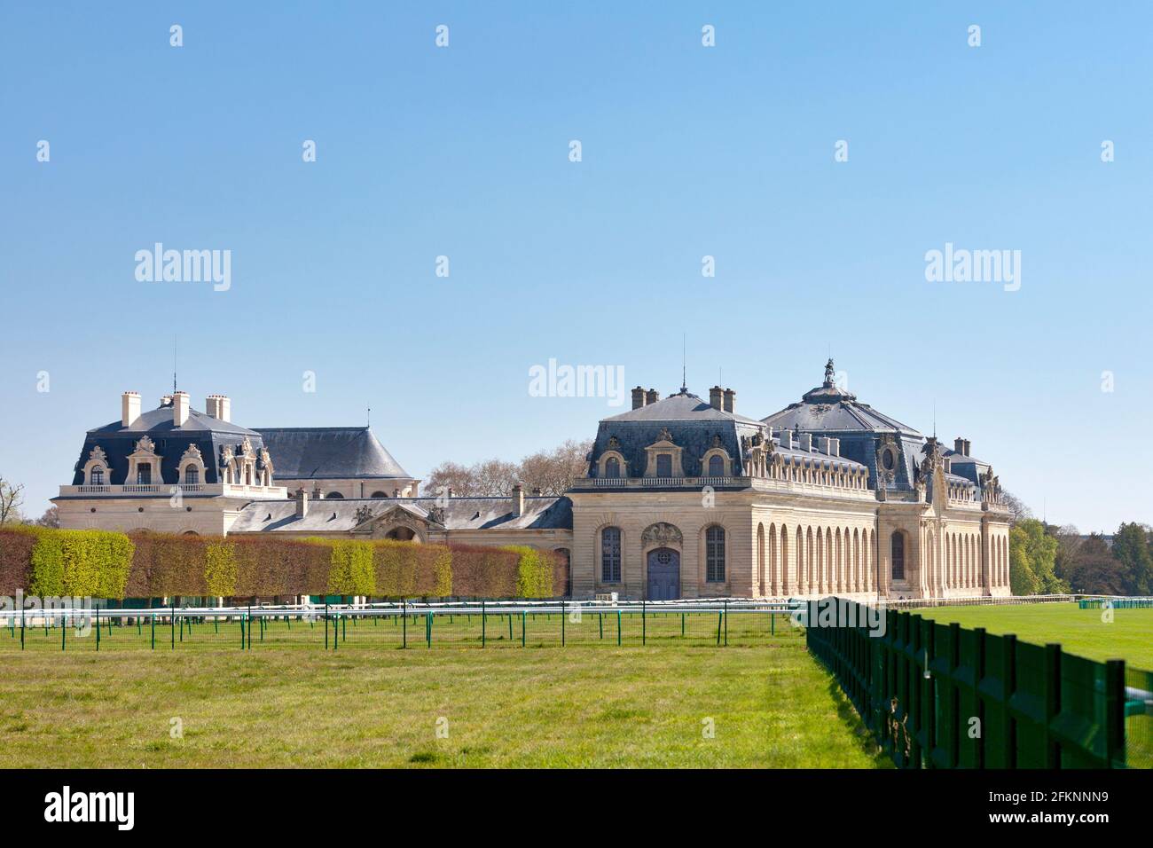 Chantilly, Francia - 25 2021 de abril: Los Grandes Establos, sede del Museo Vivo del Caballo (francés: Musée Vivant du Cheval). Foto de stock