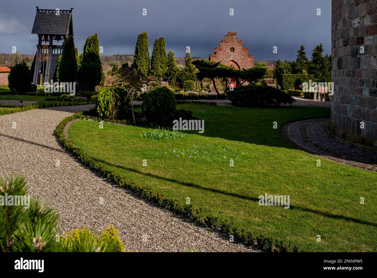 La extraña iglesia redonda en el campo de Dinamarca, que data de la época medieval. Foto de stock