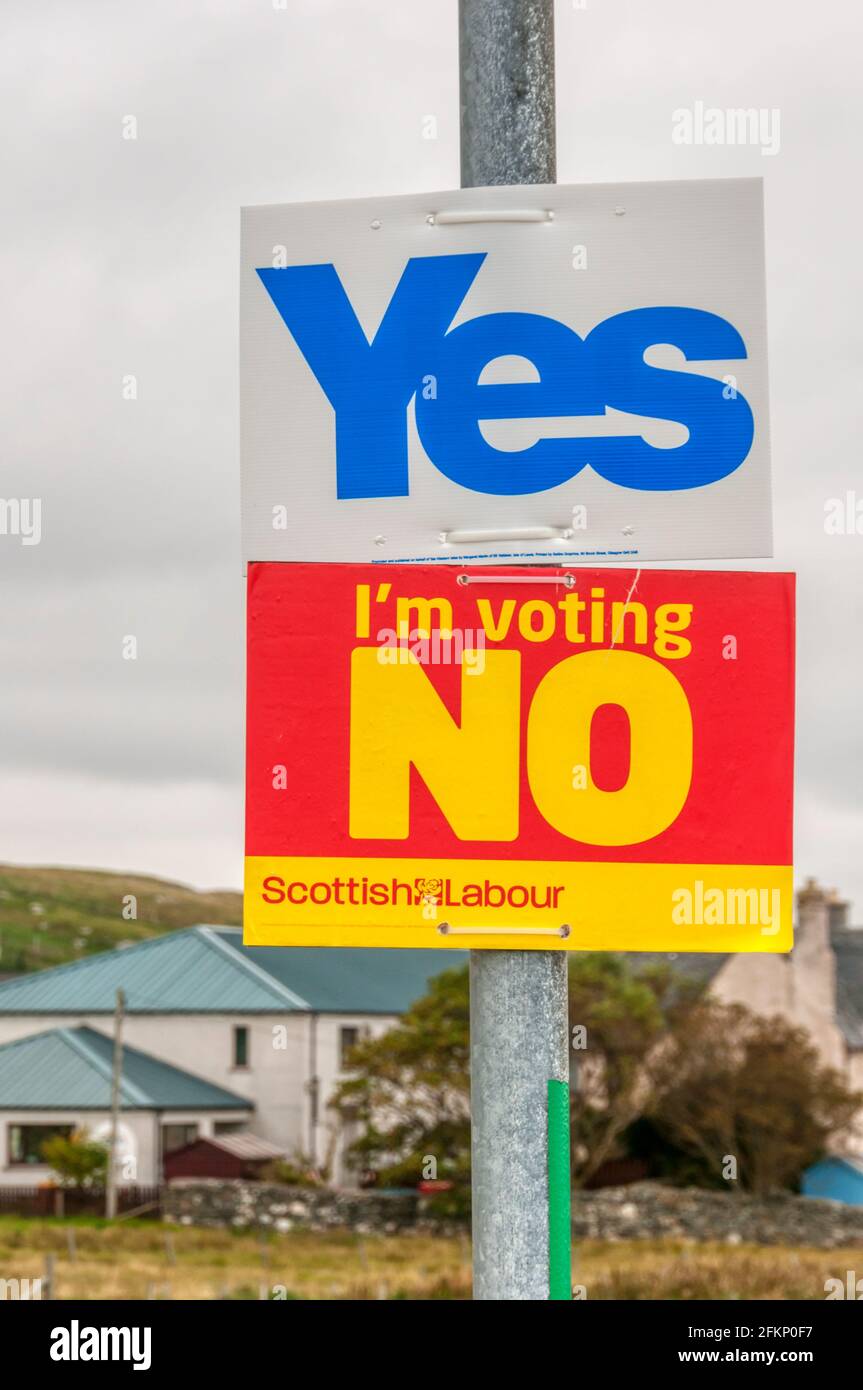 Opiniones opuestas sobre el referéndum de independencia escocés de 2014. Señales en la Isla de Lewis en las Hébridas Exteriores. Foto de stock
