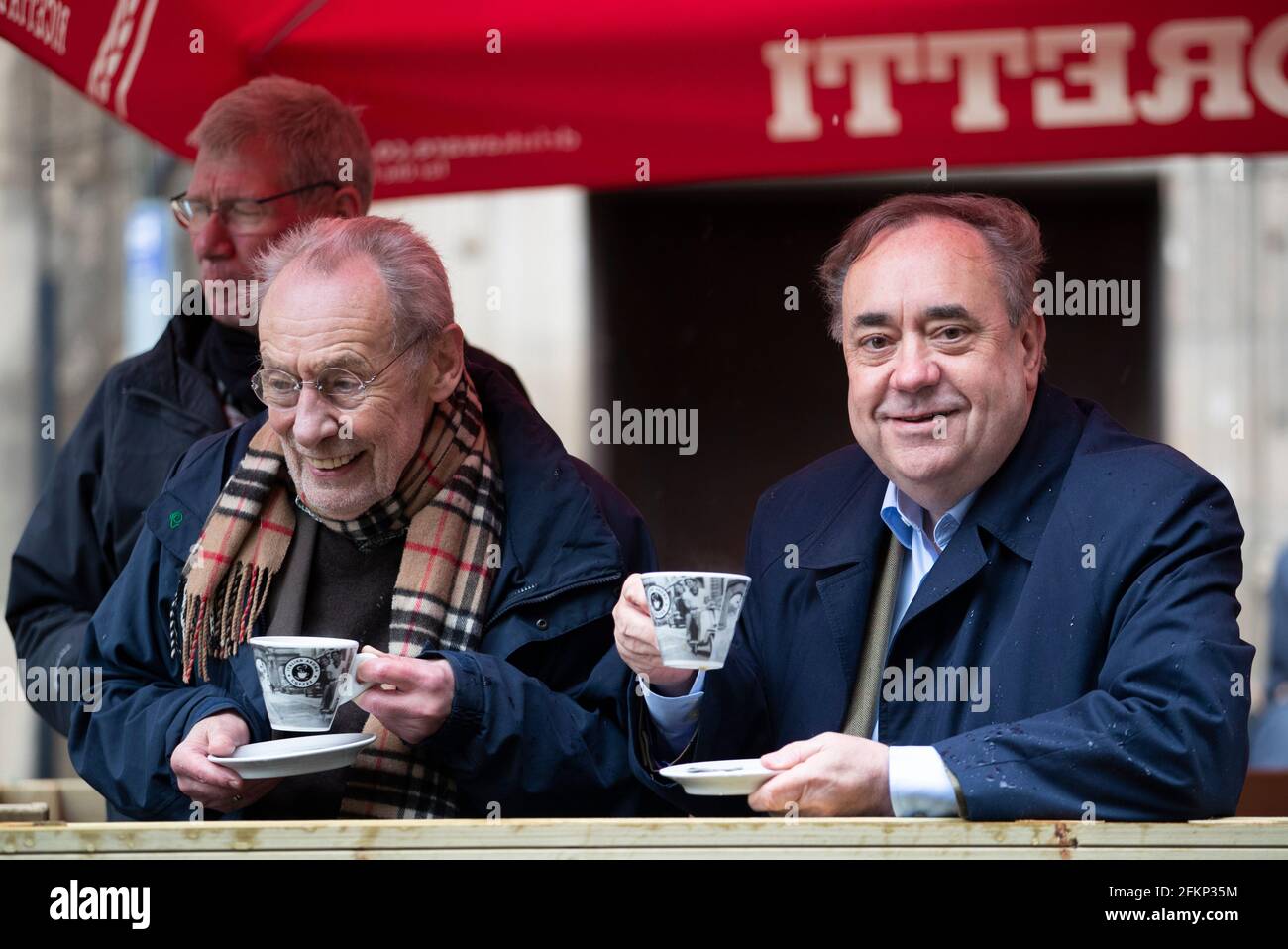 El líder del Partido Alba, Alex Salmond, con el ex ministro laborista Les Huckfield (izquierda) durante una visita al Salón Escotsman de Edimburgo en el sendero de la campaña para las próximas elecciones parlamentarias escocesas el 6 de mayo de 2021. Fecha de la foto: Lunes 3 de mayo de 2021. Foto de stock