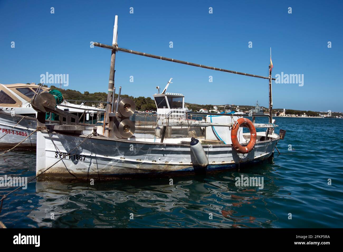 barcos de pesca tradicionales amarrados en el puerto de mahón en menorca españa Foto de stock
