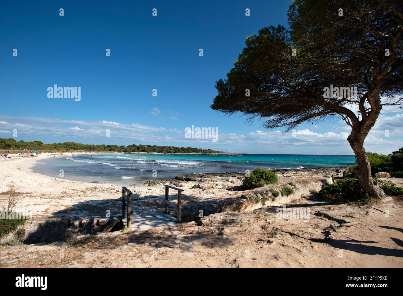 La hermosa playa de arena blanca en Son saura On la costa sur de menorca Foto de stock