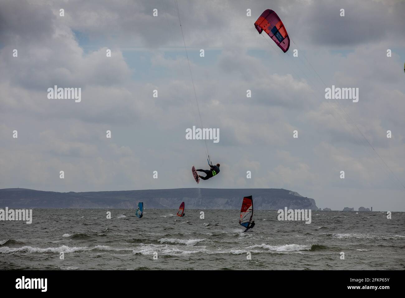 Kite Surfers Disfrute del viento fuerte y agitado mientras se encuentra en el Solent Inglés delante de la Isla Wight en vacaciones bancarias en Avon Beach, Mudeford, Dorset, Inglaterra, Reino Unido 03rd de mayo de 2021, Dorset, Inglaterra, Crédito: Jeff Gilbert/Alamy Live News Foto de stock