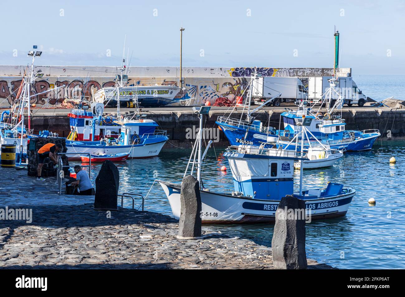 El puerto, puerto con barcos de pesca amarrados en Los Abrigos, Tenerife,  Islas Canarias, España Fotografía de stock - Alamy