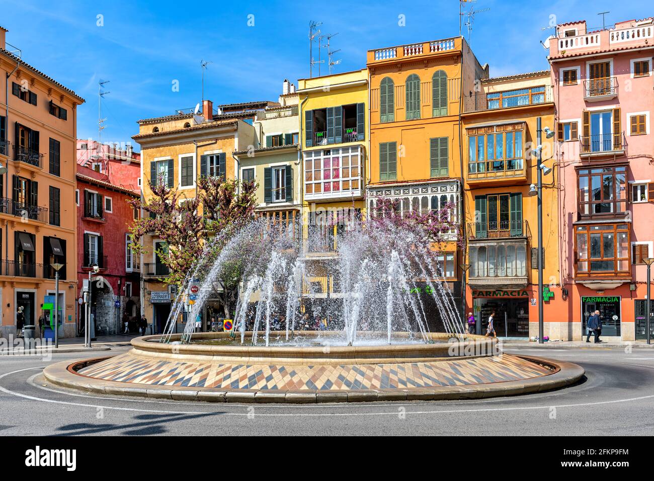 Fuente y colorido edificio en la Plaza de la Reina en Palma de Mallorca, España. Foto de stock