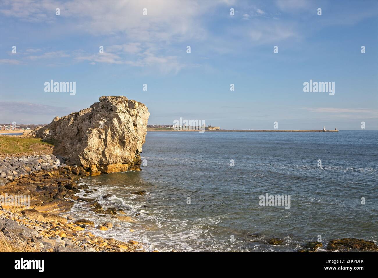 Mirando al norte en la playa de arena de Grahams cerca de South Shields, Tyneside del sur en la costa del mar del Norte. Foto de stock