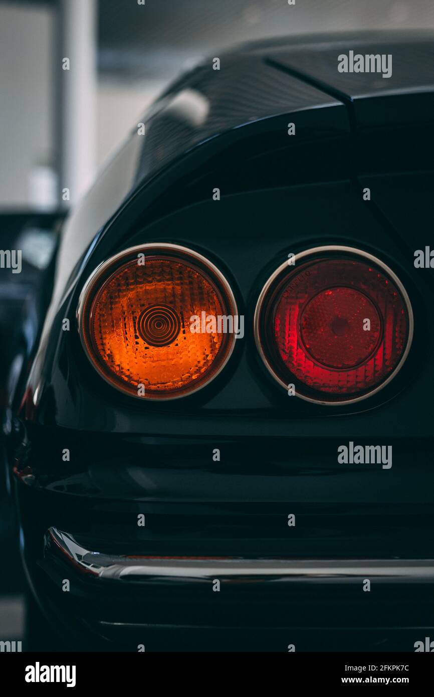 Luces traseras de un coche deportivo negro Fotografía de stock - Alamy