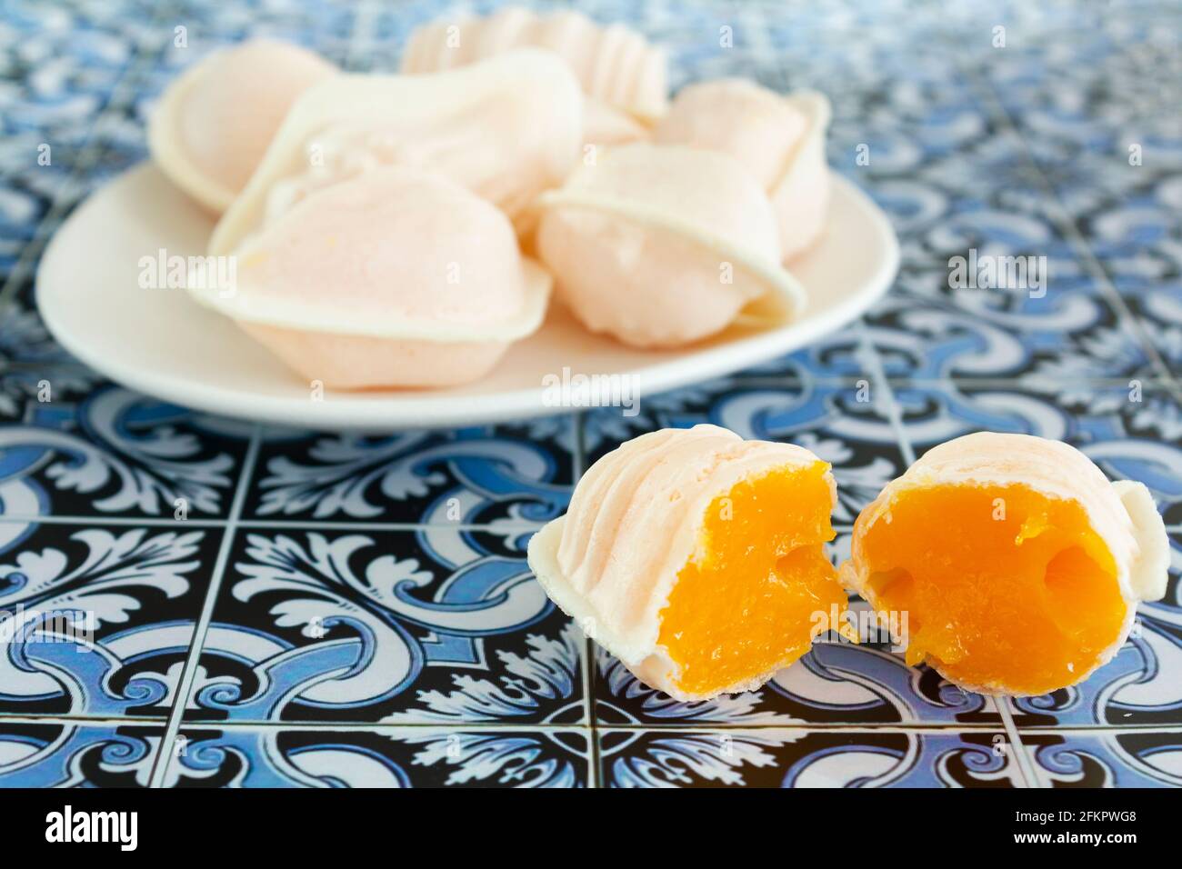 Dulces tradicionales portugueses de yema de huevo llamados Ovos Moles