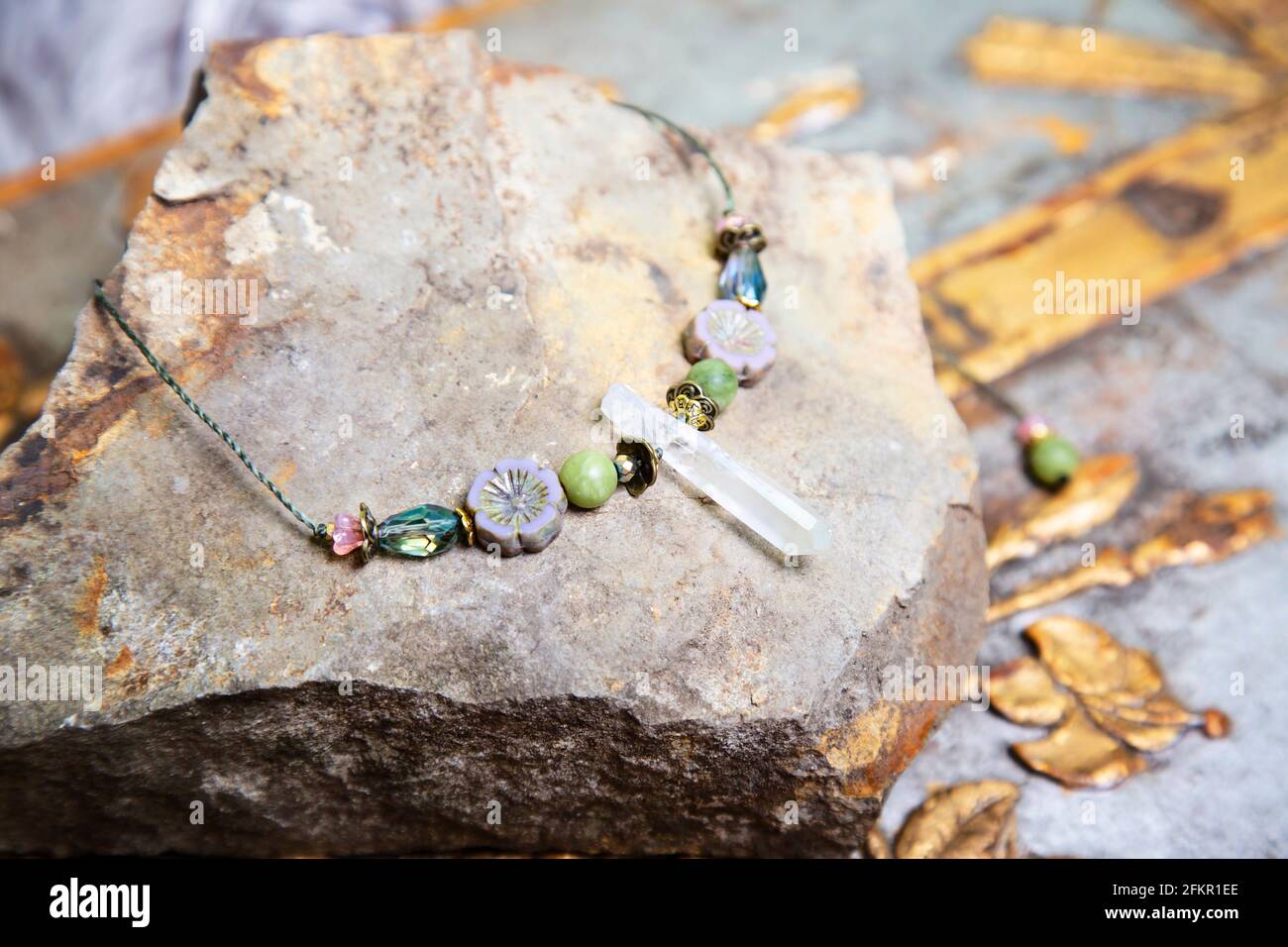 Collar de princesa romántica de cuarzo de cristal de cuento de hadas sobre  piedra rocosa antecedentes Fotografía de stock - Alamy