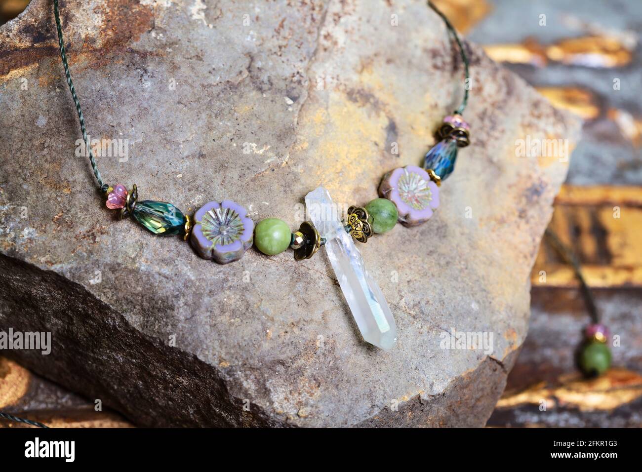 Collar de princesa romántica de cuarzo de cristal de cuento de hadas sobre  piedra rocosa antecedentes Fotografía de stock - Alamy