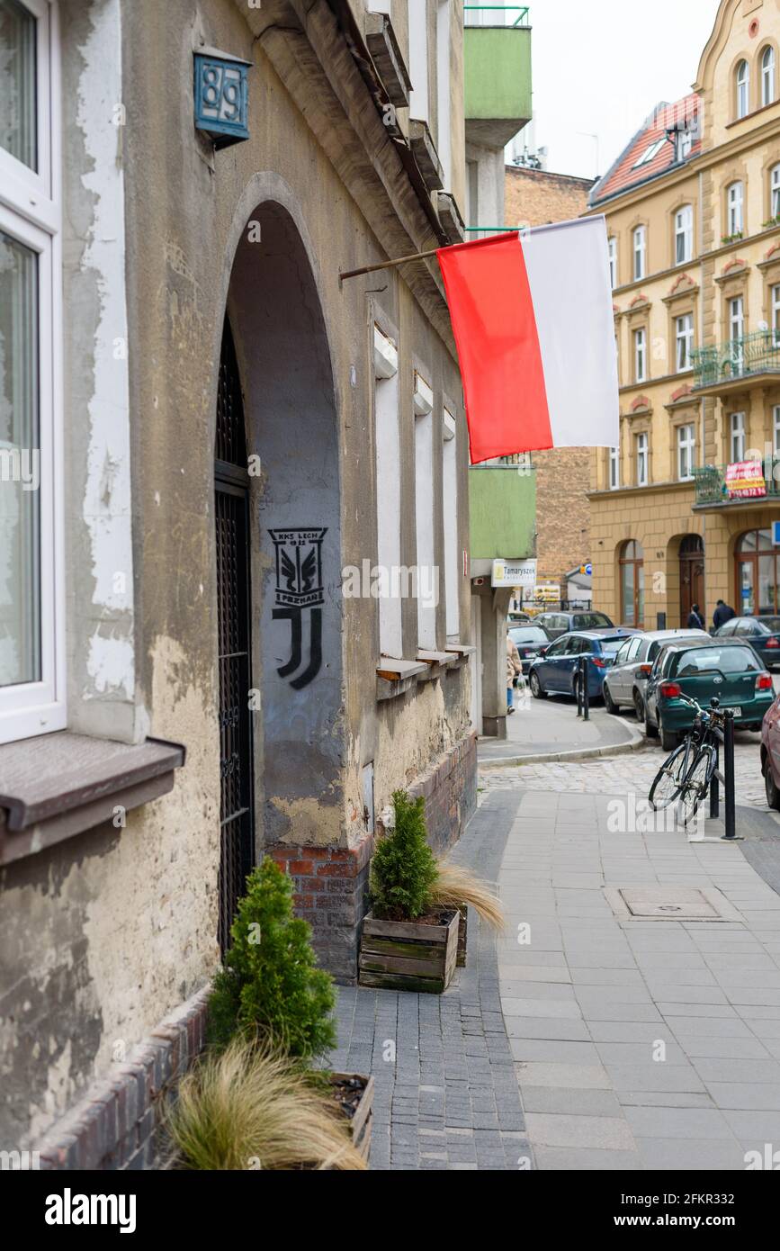 Poznan, wielkopolskie, Polonia, 01.05.2021: Bandera polaca en una calle con el emblema de Lech Poznan graffiti Foto de stock