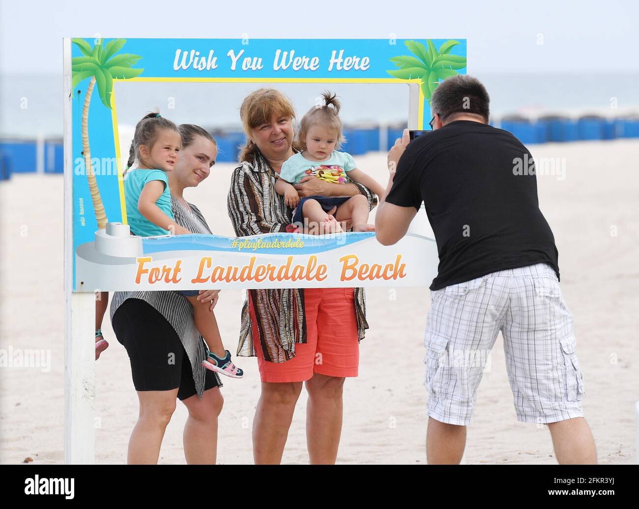 , Fort Lauderdale, FL - 20200527 personas divirtiéndose mientras las playas vuelven a abrir durante el plan de la fase 2 del condado de Broward Todas las playas en las ciudades del condado de Broward están siguiendo la reapertura. Sin embargo, el Condado de Broward ha dado una pauta estándar mínima. El administrador del condado dijo que los municipios pueden establecer medidas más estrictas dentro de su jurisdicción, en la medida permitida por la ley. Los residentes deben verificar con su municipio para asegurarse de que están al tanto de los requisitos locales. -FOTO: Playas de Fort Lauderdale -FOTO: INSTARimages.com Esta es una imagen editorial, con derechos de autor. Por favor, CO Foto de stock