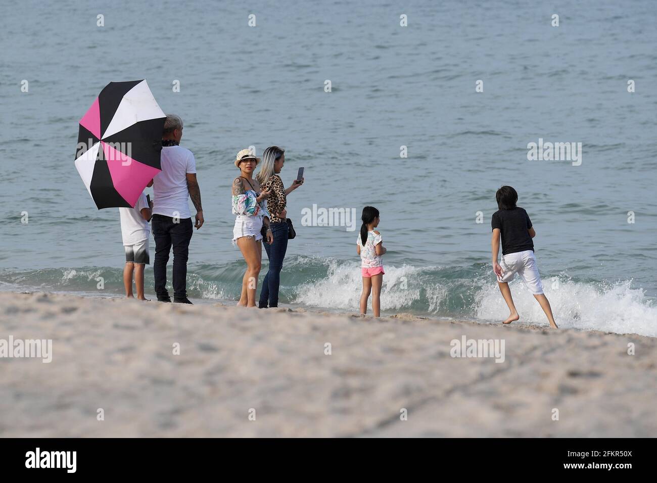 , Fort Lauderdale, FL - 20200527 personas divirtiéndose mientras las playas vuelven a abrir durante el plan de la fase 2 del condado de Broward Todas las playas en las ciudades del condado de Broward están siguiendo la reapertura. Sin embargo, el Condado de Broward ha dado una pauta estándar mínima. El administrador del condado dijo que los municipios pueden establecer medidas más estrictas dentro de su jurisdicción, en la medida permitida por la ley. Los residentes deben verificar con su municipio para asegurarse de que están al tanto de los requisitos locales. -FOTO: Playas de Fort Lauderdale -FOTO: INSTARimages.com Esta es una imagen editorial, con derechos de autor. Por favor, CO Foto de stock