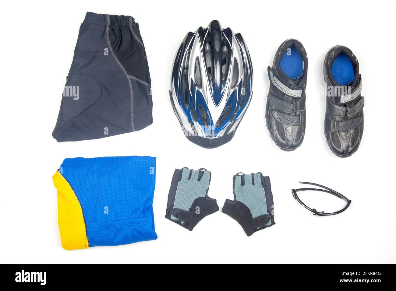 casco de bicicleta, gafas, guantes, ropa deportiva y calzado para bicicleta  sobre fondo blanco Fotografía de stock - Alamy