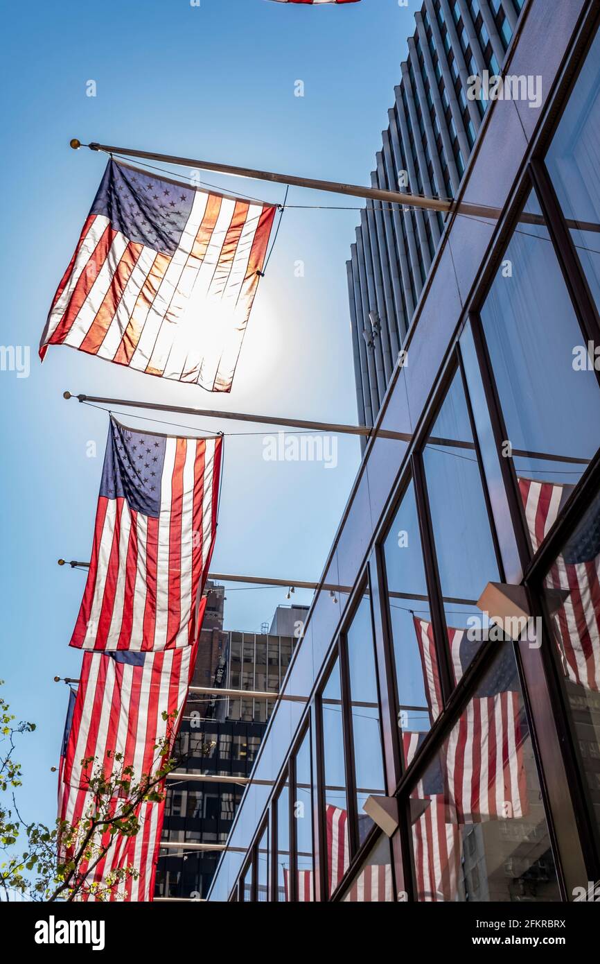 Banderas americanas en la ciudad Foto de stock