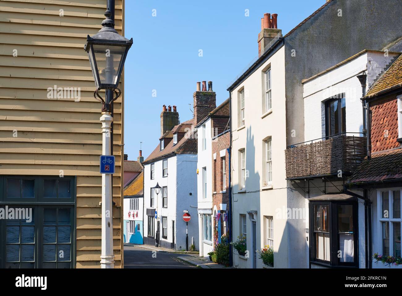 Casas antiguas a lo largo de la calle All Saints en Hastings Old Town, East Sussex, sur de Inglaterra Foto de stock