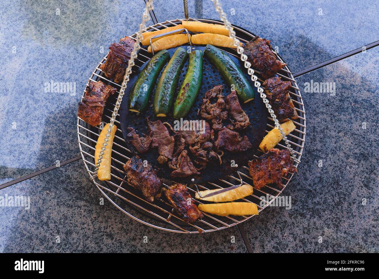 Vista superior de carne y verduras a la parrilla en barbacoa al patio trasero Parrilla Foto de stock