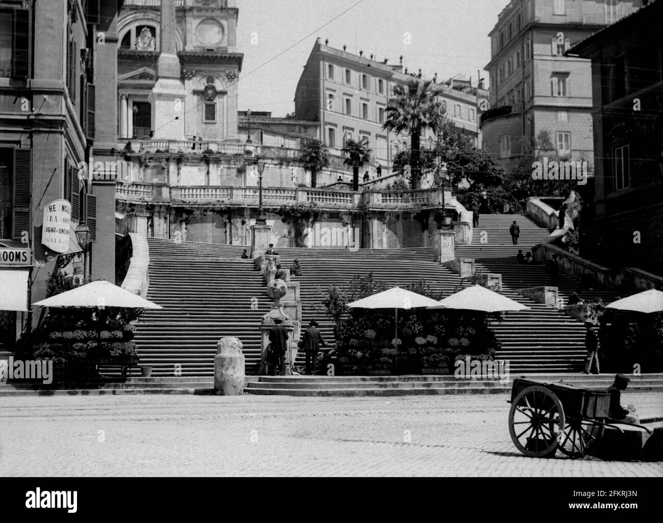 AJAXNETPHOTO. c.1908 -14. ROMA, ITALIA. - GRAN ÁLBUM DE GIRA; ESCANEOS DE ORIGINALES NEGATIVOS DE VIDRIO IMPERIAL - SPANISH STEPS; SALA DE EQUIPO EN INGLÉS A LA EXTREMA IZQUIERDA. FOTÓGRAFO: DESCONOCIDO. FUENTE: AJAX VINTAGE PICTURE LIBRARY COLLECTION.CREDIT: AJAX VINTAGE PICTURE LIBRARY. REF; 1900 2 12 Foto de stock