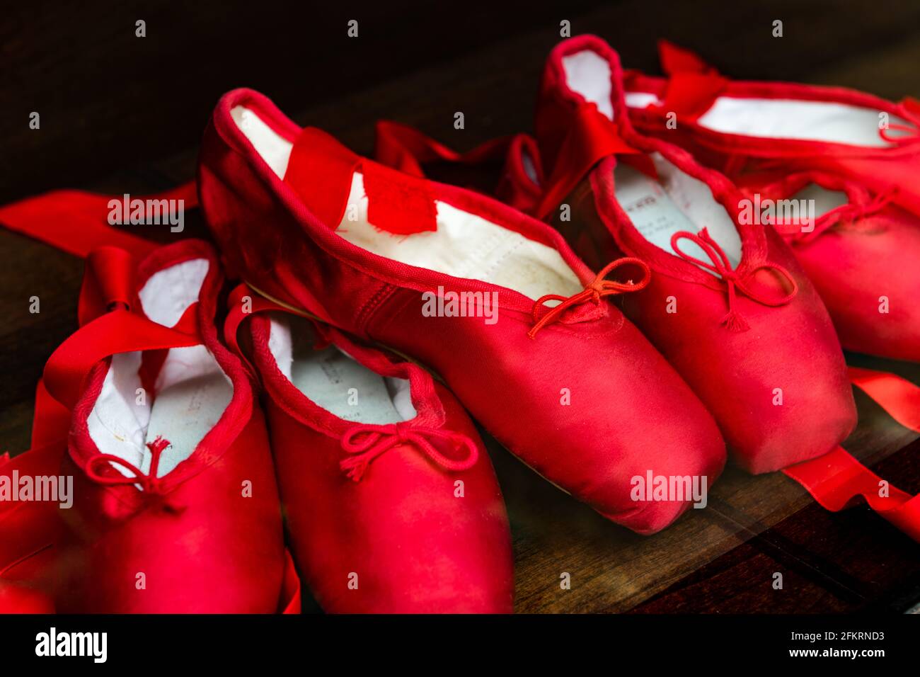 1960 MUJER BAILARINA ROJO medias panty zapatos de ballet Fotografía de  stock - Alamy