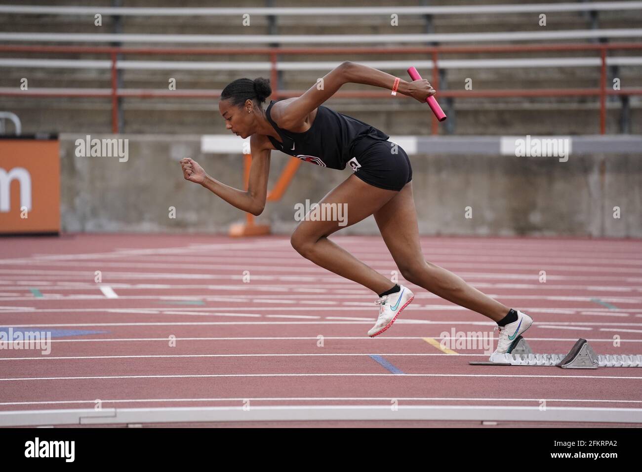 Austin, Texas, Estados Unidos. 01st de mayo de 2021: Atletas universitarios de élite incluyendo Annette Bolomboy de SMU al comienzo de los 4X400 metros femeninos en el Texas Invitational en el estadio Mike A. Myers en la Universidad de Texas en Austin. Crédito: Bob Daemmrich/Alamy Live News Foto de stock