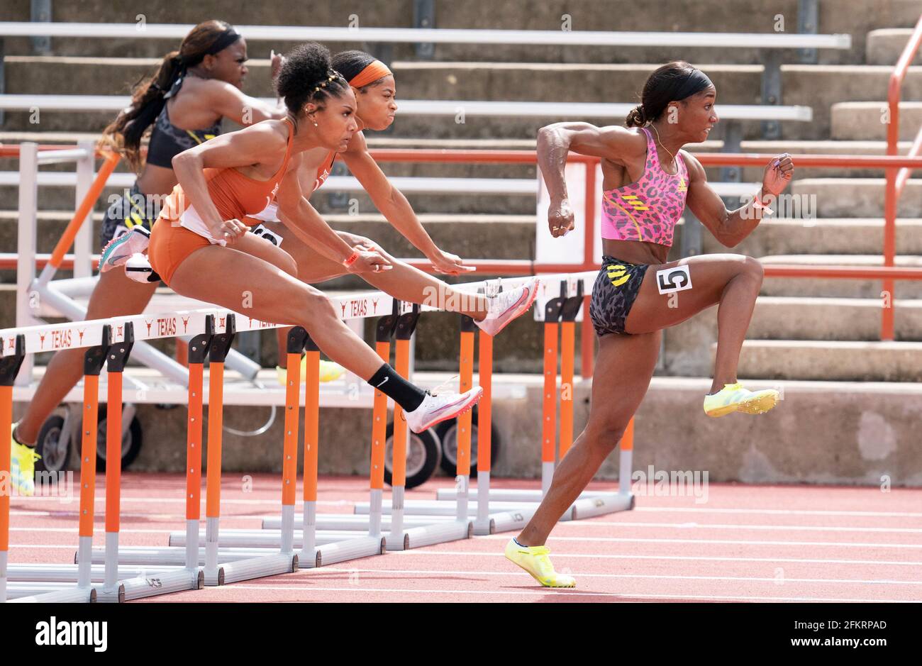 Austin, Texas, Estados Unidos. 01st de mayo de 2021: El atleta de élite  Keni Harrison del equipo Adidas lidera el pack compitiendo en los  obstáculos de 100 metros femeninos en el Texas