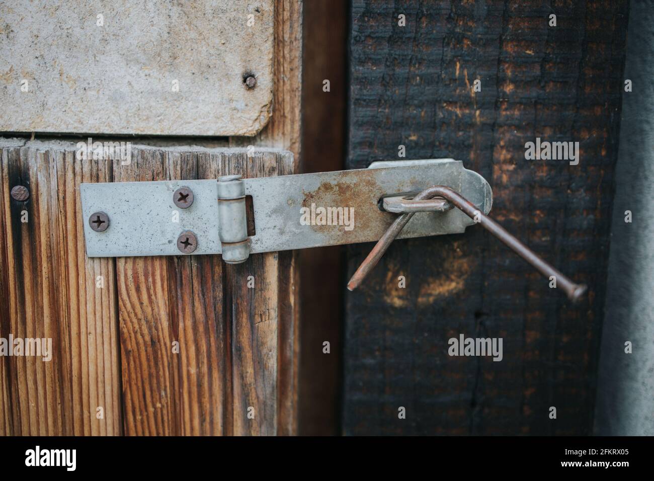 Puerta vieja con una cerradura rota Fotografía de stock - Alamy