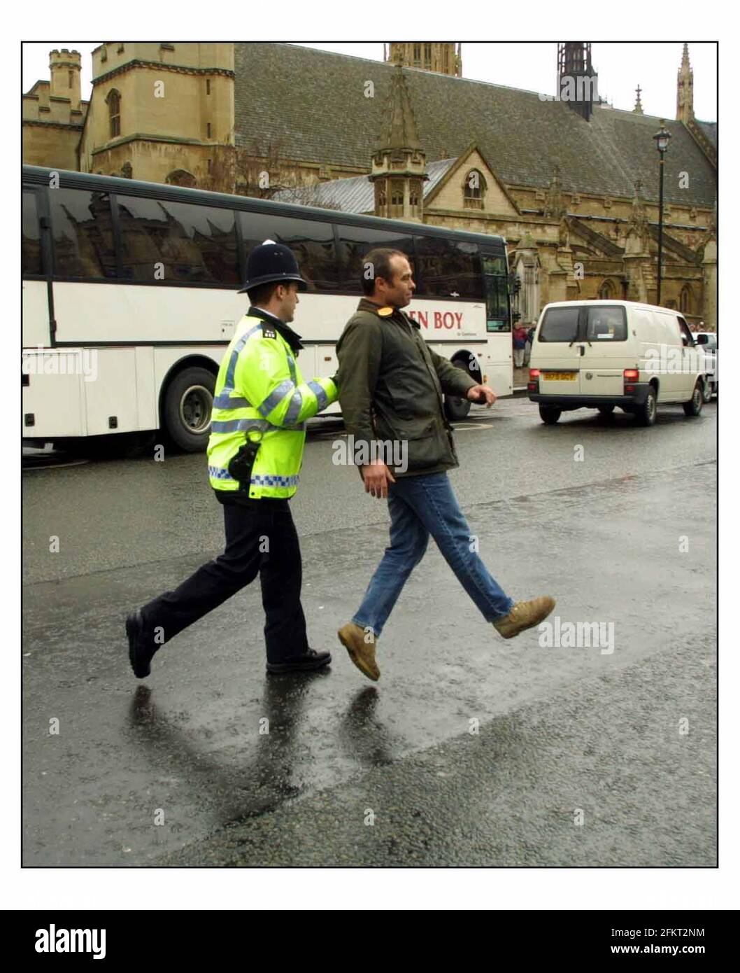 Fox Hunt vota en Westminster..Demos bloqueó el camino fuera del parlamento.pic David Sandison 18/3/2002 Foto de stock